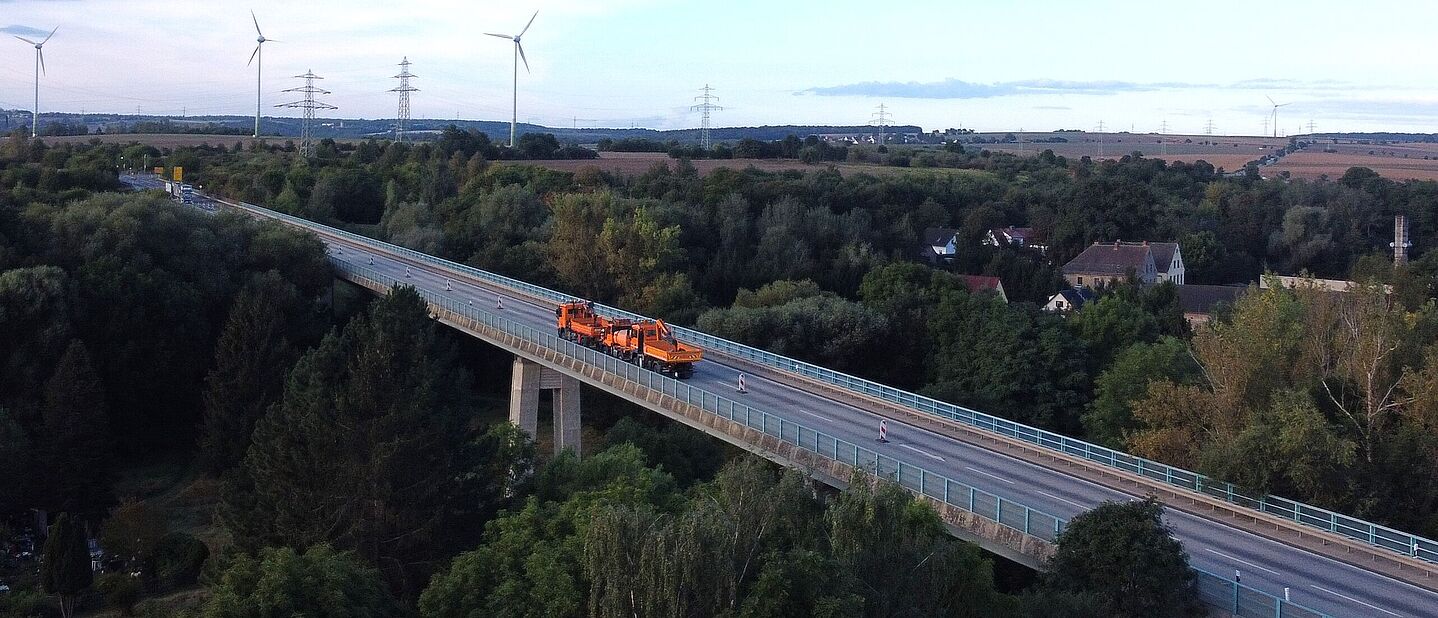 Abbildung 1: LKWs mit einer Gesamtmasse von 32 t als Strukturstörung auf der Flossgrabenbrücke bei Zeitz (Bilder: Maximilian Rohrer).